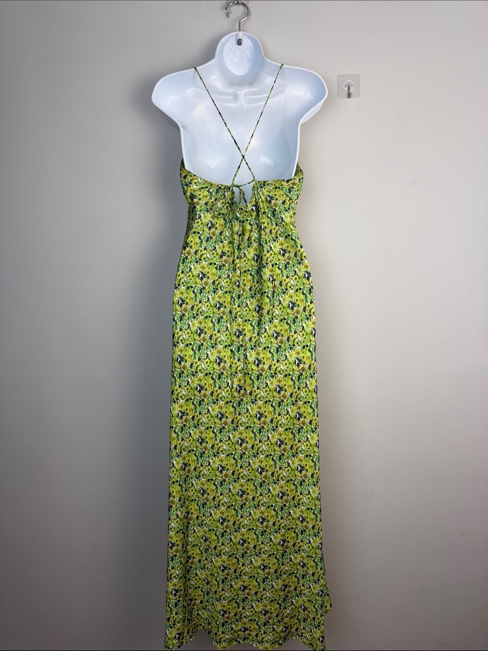 Favorite Daughter The Envy Slip Dress Lg Midi
Relaxed Fit Slinky Green Floral - Picture 12 of 16